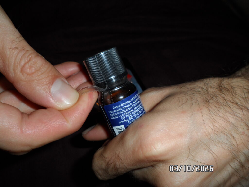Perforationslinie in der Schutzhülle des Amyl ANAL Poppers Ultimate 15ml